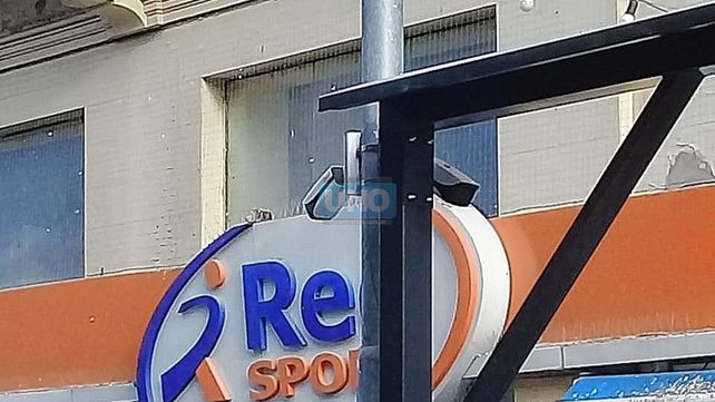 Cámaras de seguridad: disputa entre un bar y la Policía por sistema de sombrillas