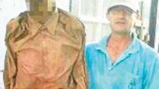 Posó junto al cuerpo de una persona muerta hace 23 años y la imagen se viralizó