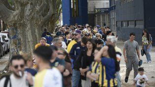 Comenzó el velatorio del Negro Palma. Los hinchas se dan cita en gran número en el Gigante.
