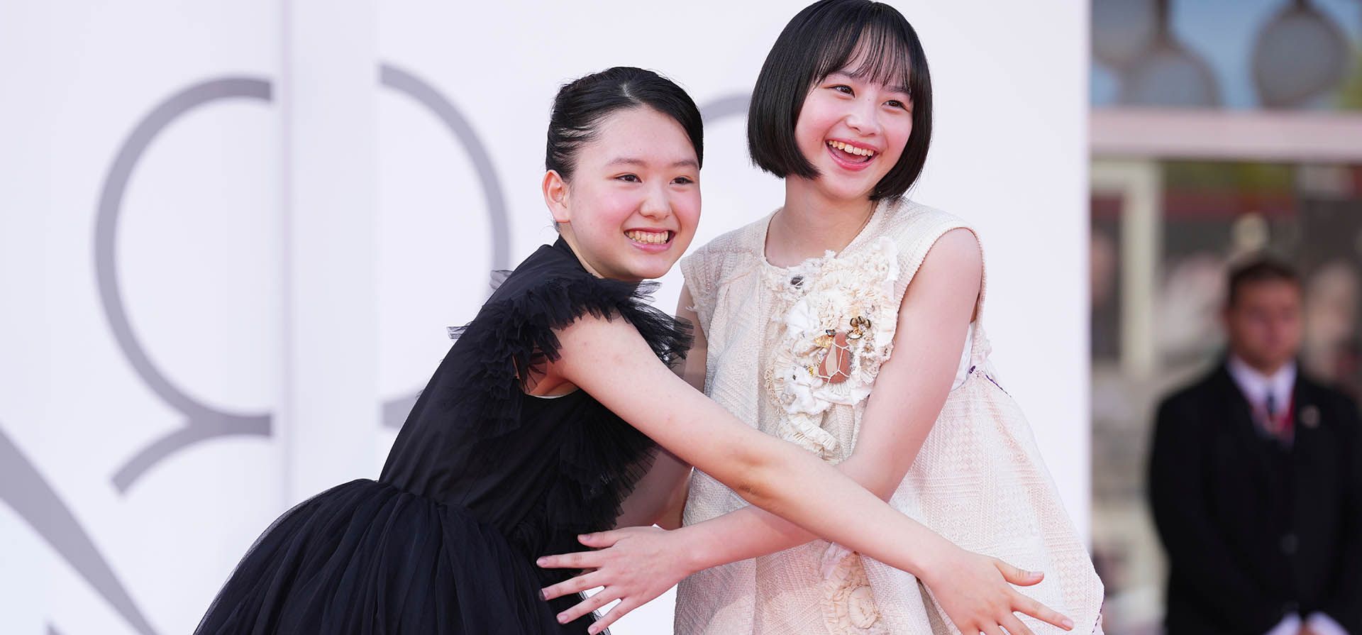 Rokka Okada (izquierda) y Furi Nanase posan para los fotógrafos en la alfombra roja de la película "Look Back" durante la 83.ª edición del Festival de Cine de Venecia, en Venecia, Italia, el lunes 7 de septiembre de 2026. (Foto de Scott A Garfitt/Invision/AP) Rokka Okada (izquierda) y Furi Nanase posan para los fotógrafos en la alfombra roja de la película "Look Back" durante la 83.ª edición del Festival de Cine de Venecia, en Venecia, Italia, el lunes 7 de septiembre de 2026. (Foto de Scott A Garfitt/Invision/AP)