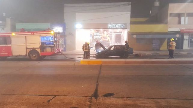 Un auto se incendió en plena avenida Ramírez de Paraná en inmediaciones de las 5 Esquinas