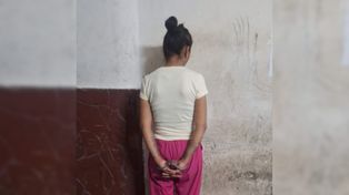 La mujer quedó bajo arresto luego del traslado de los niños.