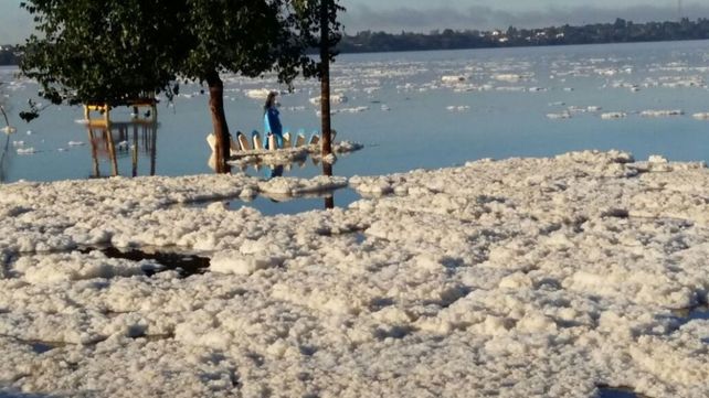 Apareció una extraña espuma en el río Uruguay