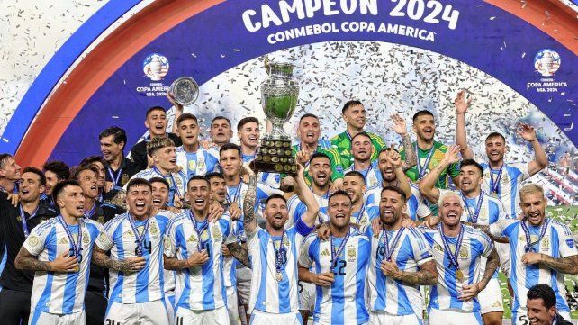 Messi levanta una nueva copa para la Argentina y sus compañeros lo festejan con todo.