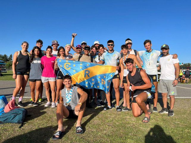 Buena cosecha. El equipo de Regatas Rosario posa para la foto después de un Campeonato Argentino muy fructífero.