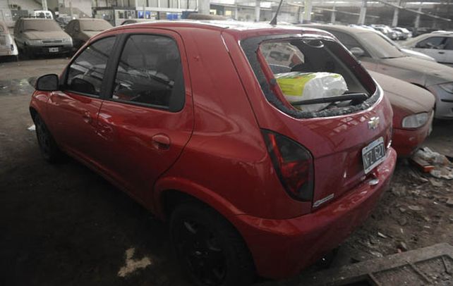Sin luneta. El Chevrolet Celta en el que iban la víctima y sus amigos y que fue rociado a tiros por policías de civil.