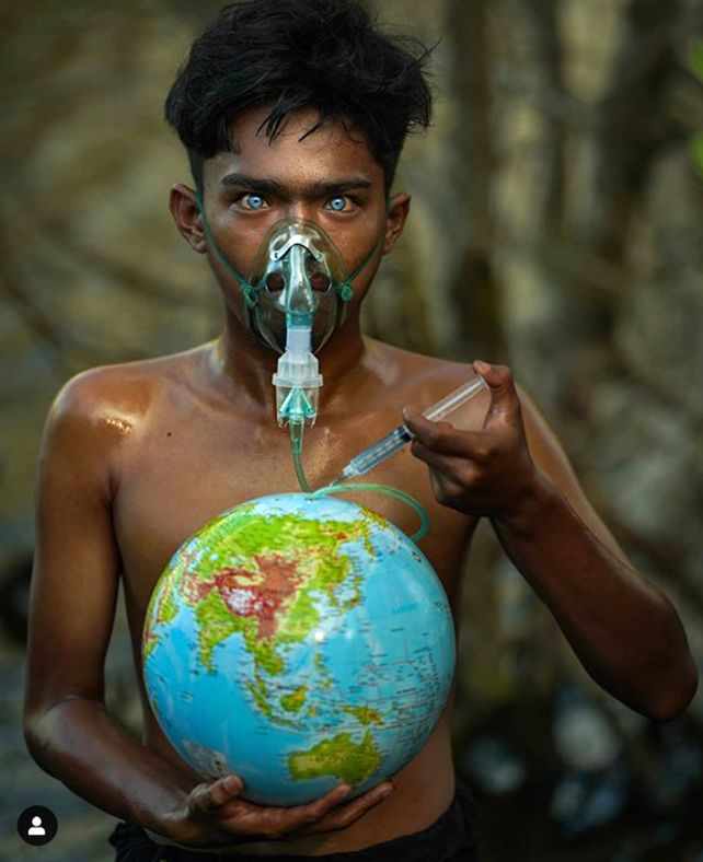 Por una mutación genética, una tribu de Indonesia sorprende por sus ojos azules
