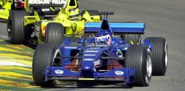 El Prost de Gastón Mazzacane, delante de unos de los autos de su antiguo equipo, Minardi, en Imola. Fue la última vez del platense en Fórmula 1.