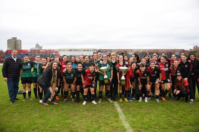 Los dos equipos juntos.
