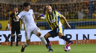 Carlos Quintaba se esfuerza en uno de los tantos duelos que tuvo en el partido. La mayoría de ellos los ganó.