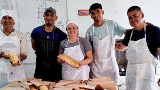 La panadería Hogar de Cristo vende pan casero y prepizzas
