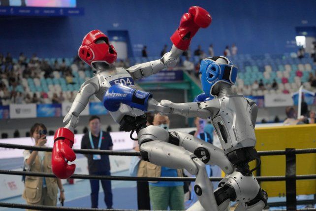 Los robots hacen historia: humanoides chinos batieron récords de atletas