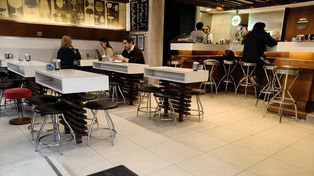 En Rosario hay 450 bares obligados a tener mesas y sillas atornilladas