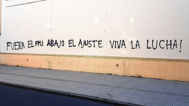 La pintada que apareció en uno de los laterales de la fachada de la iglesia Catedral