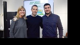 El intendente de Pérez, Pablo Corsalini, flanqueado por Alejandra Rodenas y Marcos Cleri.