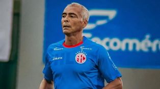 A la cancha. Romario, quien es presidente de América de Brasil, comenzó a entrenar para volver a jugar.