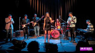 El ensamble se caracteriza por improvisar sobre una base de blues clásico.