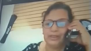 Una docente se olvidó de desactivar el micrófono y sus alumnos escucharon cómo los insultaba