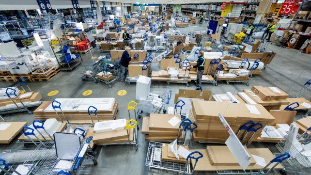 Tienda IKEA , Duesseldorf, Alemania, los empleados buscan productos pedidos en línea que han acordado previamente para horarios de recogida específicos. Debido a las restricciones de coronavirus, muchas empresas han introducido y ampliado