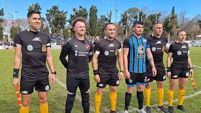 El árbitro Fernando Espinoza junto a los capitanes de los equipos.