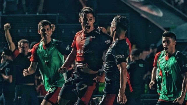 Colón compartió parte de los festejos de un equipo que le regaló a sus hinchas la segunda victoria en el Brigadier López.