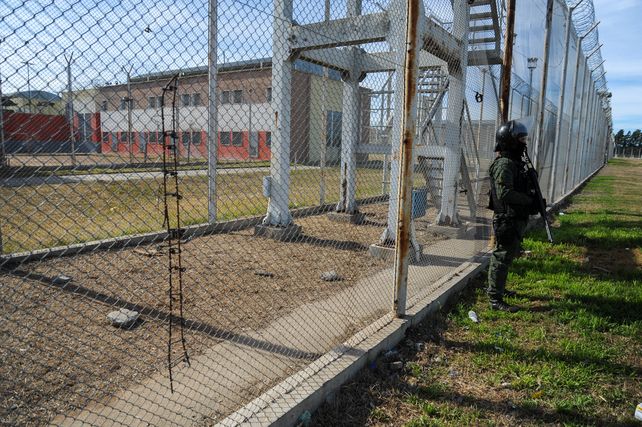 El remiendo en el alambrado que cortó un grupo comando para liberar a ocho internos del pabellón 14.