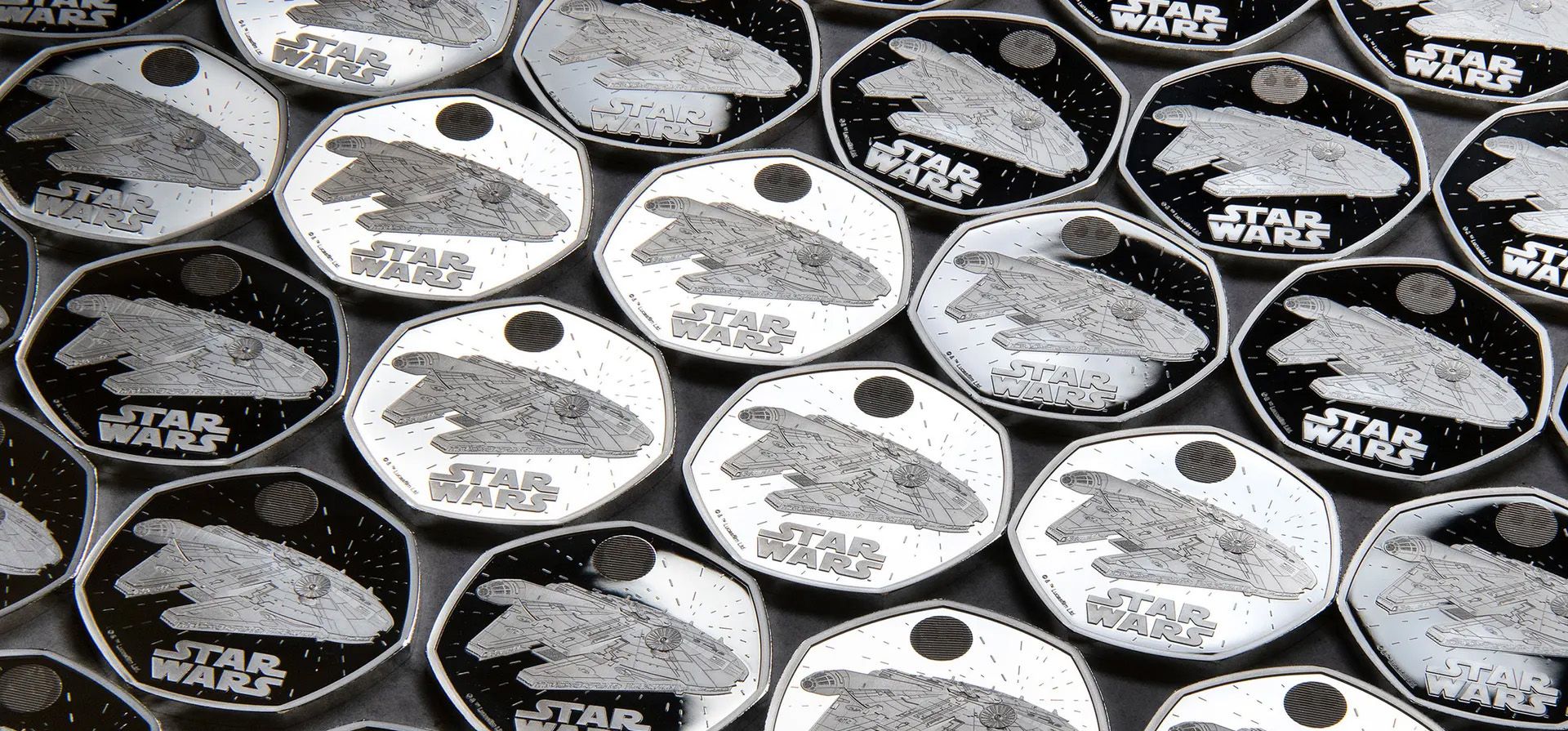 La Real Casa de la Moneda exhibe sus últimas monedas coleccionables y lingotes de Star Wars. Tras el éxito de una serie inicial de monedas de Star Wars, la segunda serie está dedicada a los vehículos de la franquicia. Fotografía: Royal Mint/PA La Real Casa de la Moneda exhibe sus últimas monedas coleccionables y lingotes de Star Wars. Tras el éxito de una serie inicial de monedas de Star Wars, la segunda serie está dedicada a los vehículos de la franquicia. Fotografía: Royal Mint/PA