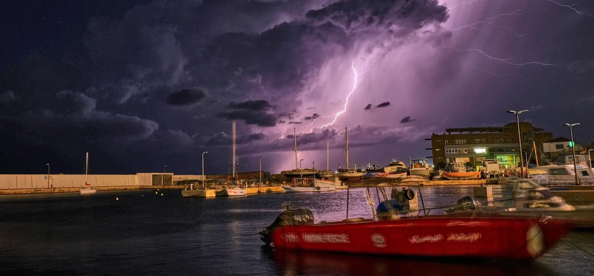 Relámpagos cruzan el cielo sobre la ciudad portuaria, Batroun, Líbano. Fotografía: AFP/Getty Images Relámpagos cruzan el cielo sobre la ciudad portuaria, Batroun, Líbano. Fotografía: AFP/Getty Images