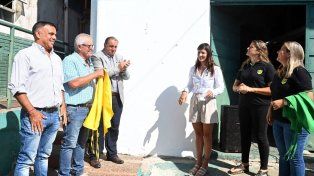 Se descubrió una placa homenaje al primer ganador de la Santa Fe-Coronda: Carlos Larriera.