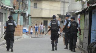 Río de Janeiro le pagará mil dólares a cada policía que confisque un fusil a narcos