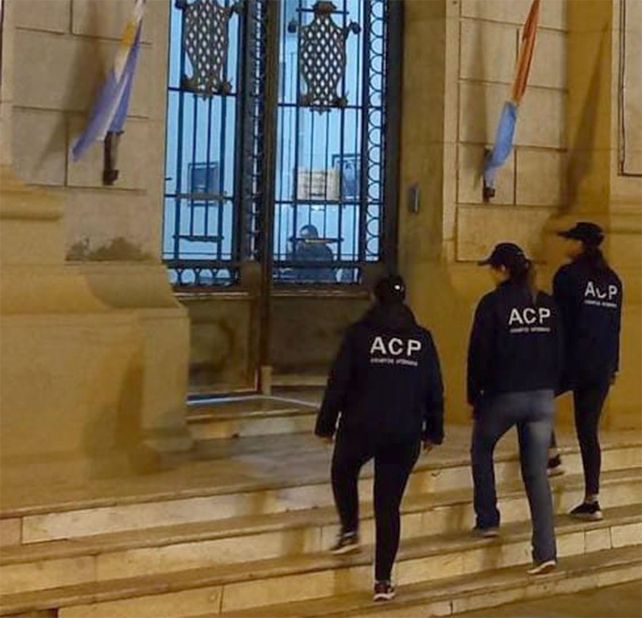 Personal de la Agencia de Control Policial frente a la Unidad Regional V de Rafaela.&nbsp;