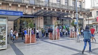 Fila para esperar las figuritas del Mundial en Paraná