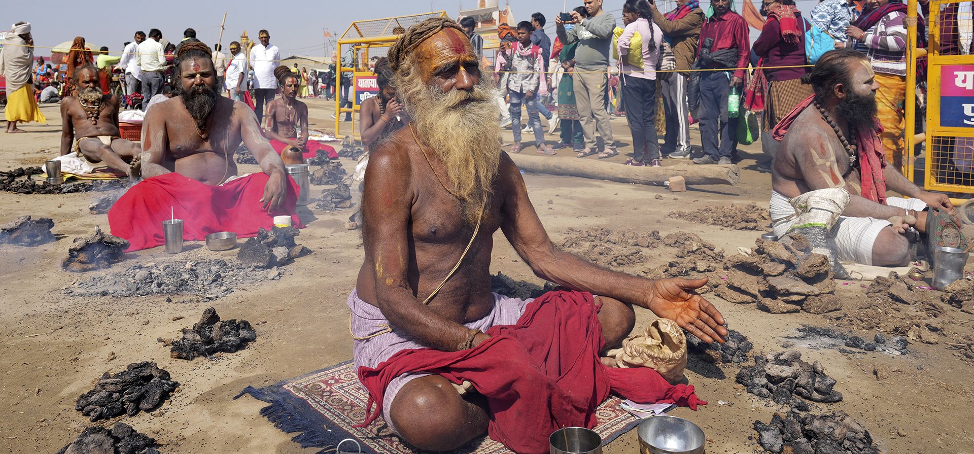 Hombres santos hindúes realizan un ritual en el que quemando tortas de estiércol seco de vaca en vasijas de barro en Sangam, la confluencia de tres ríos sagrados, el Yamuna, el Ganges y el mítico Saraswati, durante el festival Mahakumbh, que se celebra cada 12 años en Prayagraj, en el estado de Uttar Pradesh, en el norte de la India, el viernes 7 de febrero de 2025. (Foto AP/Rajesh Kumar Singh) Hombres santos hindúes realizan un ritual en el que quemando tortas de estiércol seco de vaca en vasijas de barro en Sangam, la confluencia de tres ríos sagrados, el Yamuna, el Ganges y el mítico Saraswati, durante el festival Mahakumbh, que se celebra cada 12 años en Prayagraj, en el estado de Uttar Pradesh, en el norte de la India, el viernes 7 de febrero de 2025. (Foto AP/Rajesh Kumar Singh)
