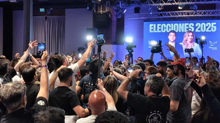 Euforia en el búnker libertario de Rosario tras los primeros resultados de las elecciones
