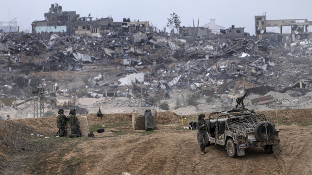Efectivos del ejército israelí en medio de una zona urbana de la Franja de Gaza totalmente destruida.