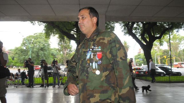 Héroe. El ex combatiente Jorge Altieri en un homenaje reciente. Perdió un ojo en Monte Longdon y sufrió hemiplejia.