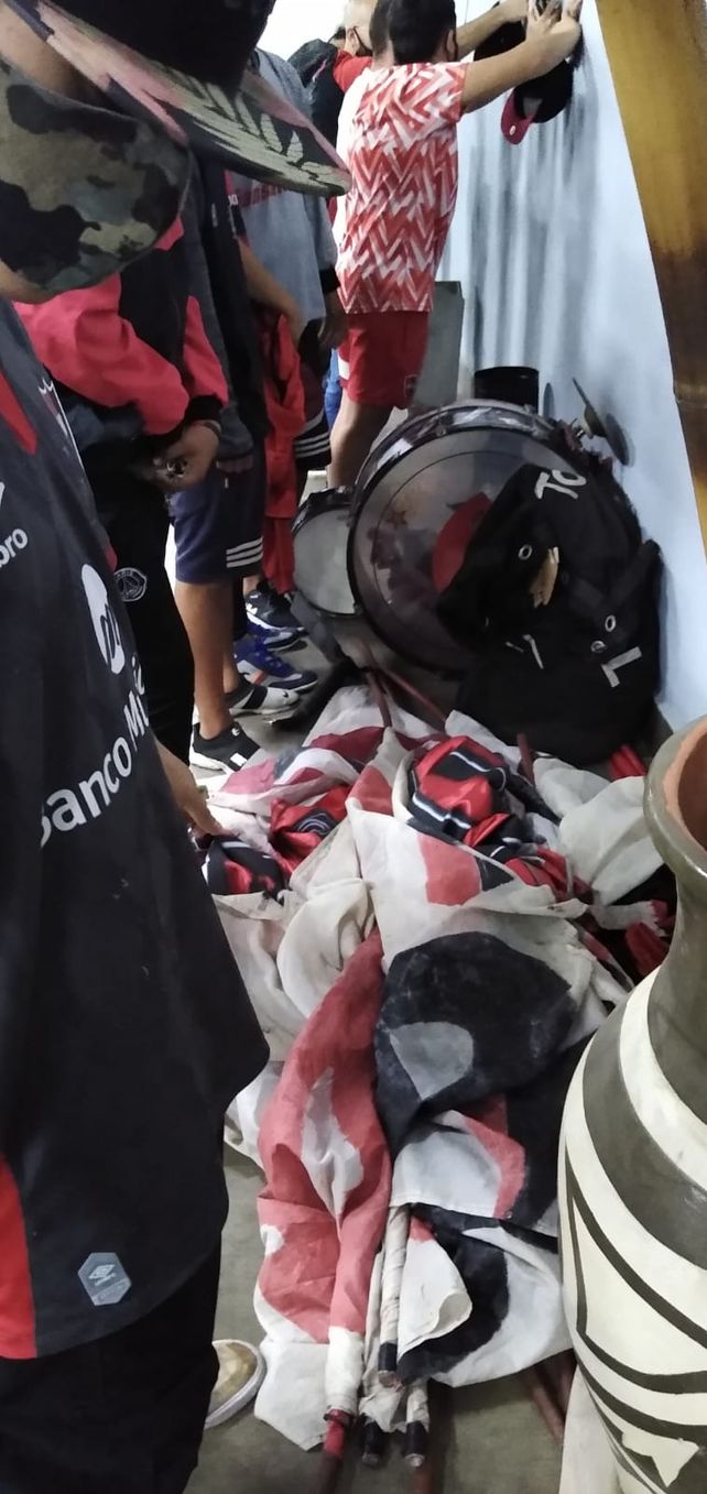 Hinchas de Newells armaron un banderazo en plena pandemia y más de 100 terminaron detenidos