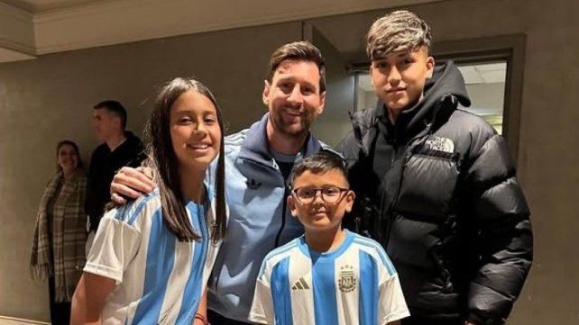 En la previa de Chile-Argentina, los hijos de Arturo Vidal se fotografiaron con Messi