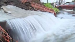 Se rompió un caño en la zona norte y una calle se transformó en un río con cascada incluida