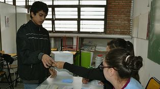 Los chicos van a las urnas en el comienzo de la semana electoral