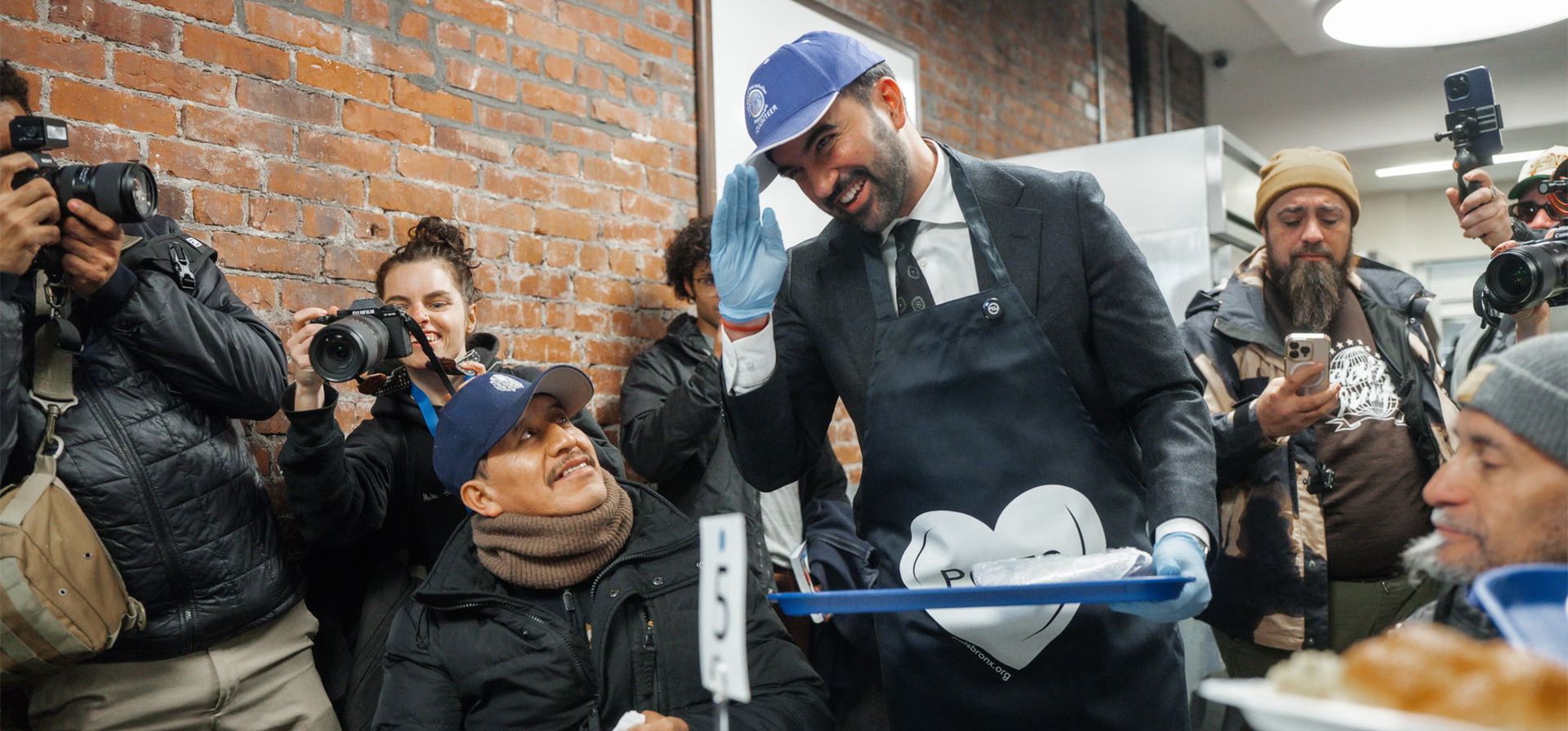 El alcalde electo Zohran Mamdani sirve comida en un comedor social en el Bronx, Nueva York. Fotografía: Olga Federova/EPA El alcalde electo Zohran Mamdani sirve comida en un comedor social en el Bronx, Nueva York. Fotografía: Olga Federova/EPA