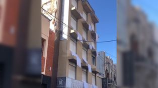 Hoteleros protestan con sábanas en ventanas y balcones