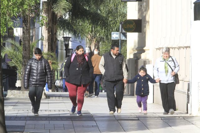 Una familia paseando el lunes feriado en Paraná.&nbsp;