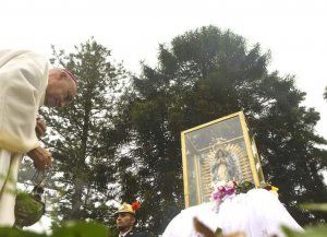 Aún con la lluvia, los peregrinos llegan a la Fiesta de Guadalupe para festejar junto a la Virgen