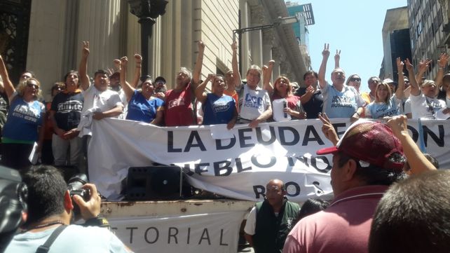 Masiva movilización contra la llegada de una misión del Fondo Monetario Internacional