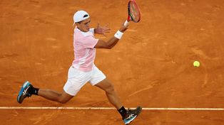 Báez venció a Juan Pablo Varillas por 7/5 y 6/3.
