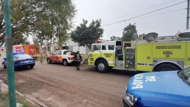 Tragedia en Rafaela. Personal de Bomberos y de la policía trabajan en el lugar donde se produjo el incendio. 