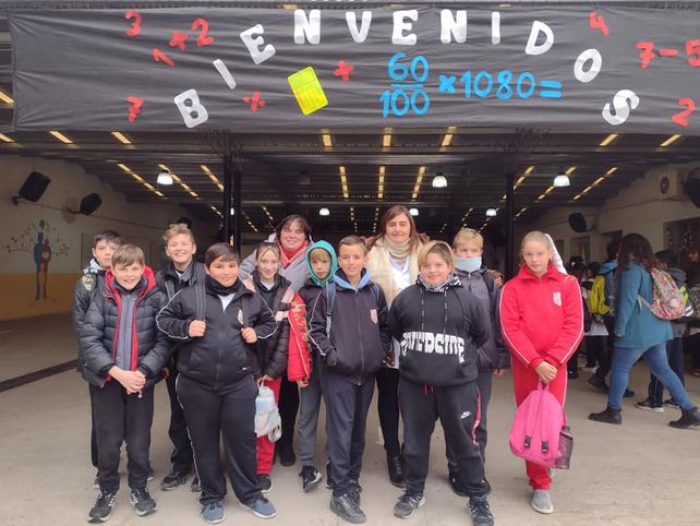 Representantes. Los alumnos de la escuela anfitriona junto a sus docentes.