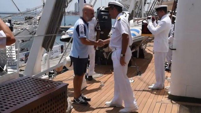 México: el embajador recibió a los marinos en bermudas y zapatillas