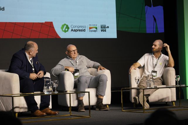 Hugo Ghio, uno de los pioneros de Aapresid, y el ingeniero agrónomo Navier Picco debatieron sobre los límites de la intervención del suelo ante la vuelta de labranza en algunas zonas del país Hugo Ghio, uno de los pioneros de Aapresid, y el ingeniero agrónomo Navier Picco debatieron sobre los límites de la intervención del suelo ante la vuelta de labranza en algunas zonas del país